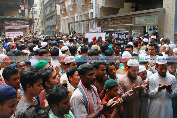 নিহতদের মাগফেরাত কামনায় বিভিন্ন মসজিদে দোয়া মোনাজাত