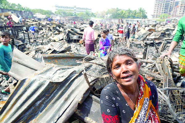 বস্তির হাজারো ঘর ছাই, দুই শিশুর লাশ মিলল ডোবায়