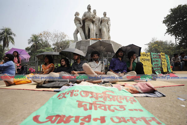 পুননির্বাচনের দাবিতে অনশন, দেখা করেনি প্রশাসনের কেউ 