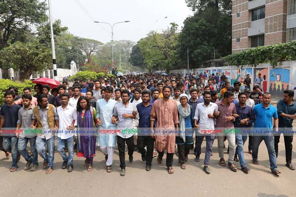 ডাকসু ভোটের ফল বাতিলের দাবিতে ঢাবিতে বিক্ষোভ মিছিল