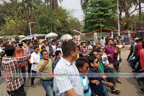 ক্যাম্পাসে ছাত্রদলের মিছিল, অনশনকারীদের সাথে সংহতি