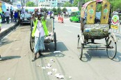 রাস্তায় আবর্জনা ছড়িয়ে পরিচ্ছন্নতা অভিযান!