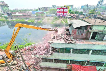 গুঁড়িয়ে দেওয়া হলো ৫৫ অবৈধ স্থাপনা