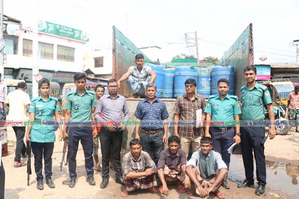 বরিশালে গলদা চিংড়ির ৪০ লাখ রেনুসহ ১৮ জন আটক 