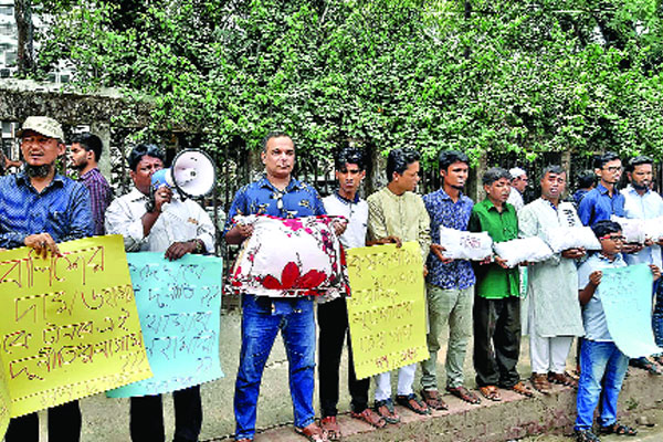 আবার বালিশ হাতে বিক্ষোভ