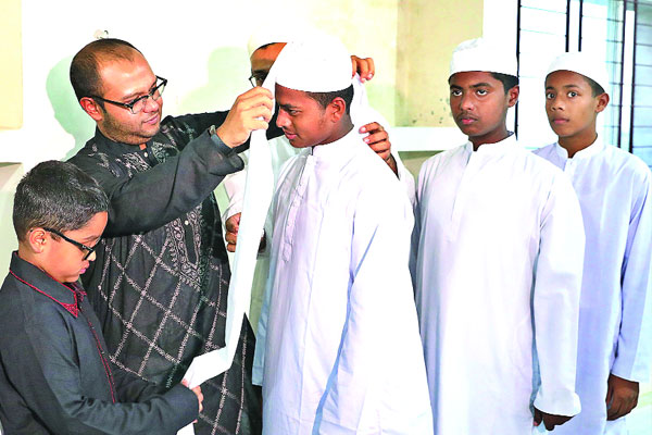 হাফেজ শিশুদের পাগড়ি পরালেন সাফওয়ান সোবহান