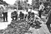 আঙ্গুলের খোঁচায় উঠে যাচ্ছে সড়কের পিচ!