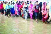 একঘণ্টার বৃষ্টিতে বরিশাল নগরীর সরকারি মহিলা কলেজ রোড তলিয়ে যায়