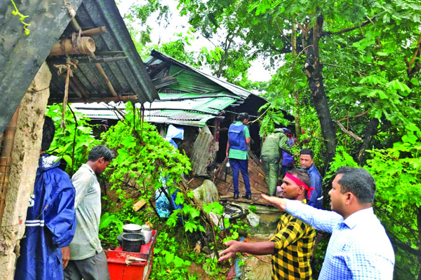 ভারি বর্ষণে পাহাড়ধসের আশঙ্কা