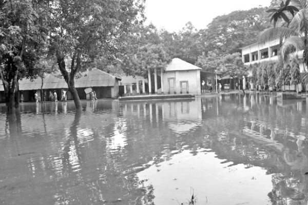 শ্রেণিকক্ষে পানি দুর্ভোগে শিক্ষক শিক্ষার্থী 