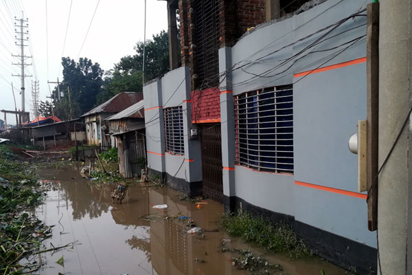 ভুলতা ফ্লাইওভারের পানিতে শতাধিক বাড়িতে জলাবদ্ধতা 

