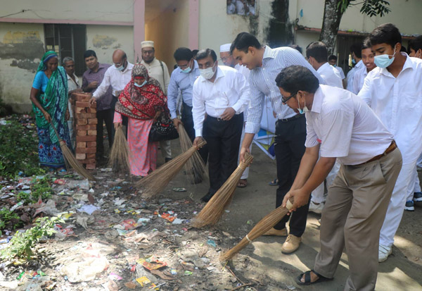 ডেঙ্গু প্রতিরোধে বরিশাল জিলা স্কুলে পরিষ্কার-পরিচ্ছন্নতা অভিযান