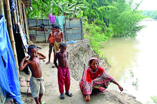 কমছে পানি কাটছে না দুর্ভোগ