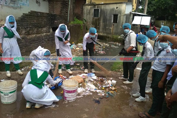 কক্সবাজারে ডেঙ্গু নিধন অভিযানে স্কুল শিক্ষার্থীরা