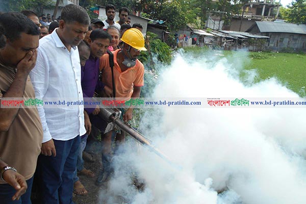 মাগুরায় ডেঙ্গু সচেতনতায় এমপি শিখরের লিফলেট বিতরণ