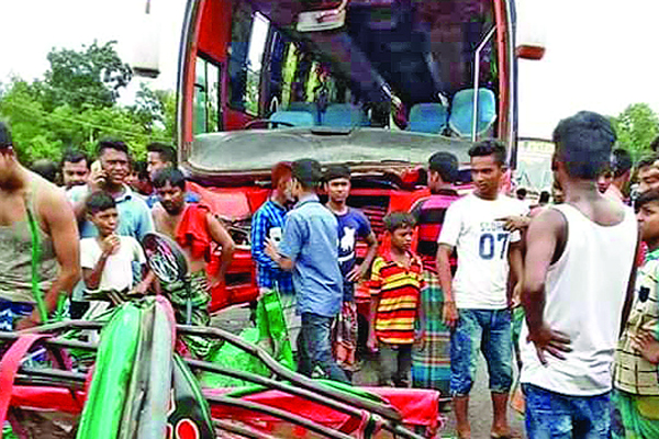 সড়ক রেল ও নৌপথে ঝরল ২৯৯ প্রাণ