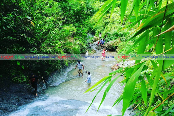 পর্যটকের আনন্দ উৎসবের ফোয়ারা রাঙামাটির কলাবাগান ঝর্ণা | Online Version