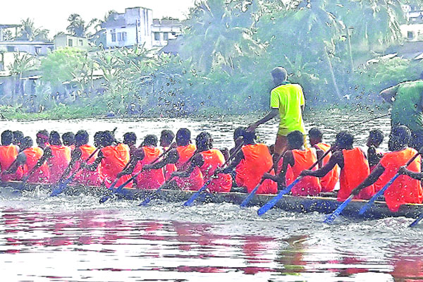 চিত্রায় জমজমাট নৌকাবাইচ