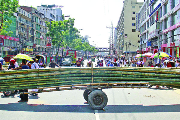 পুলিশ-গার্মেন্ট শ্রমিক সংঘর্ষ, আহত ২০
