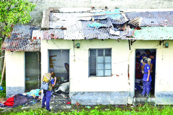 ফতুল্লার জঙ্গি আস্তানায় শক্তিশালী বোমা-অস্ত্র