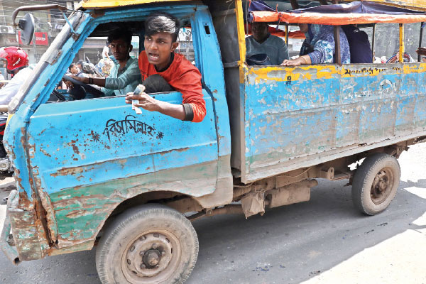 লক্কড় ঝক্কড় গাড়িতে মৃত্যুঝুঁকি