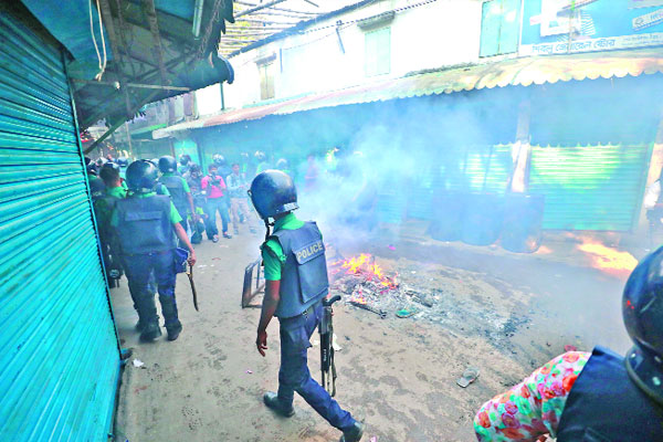 বিহারি-পুলিশ দফায় দফায় সংঘর্ষ, আহত অর্ধশতাধিক