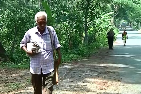 ৩৪ বছরের শিক্ষকতা শেষে এখন তিনি পত্রিকার হকার