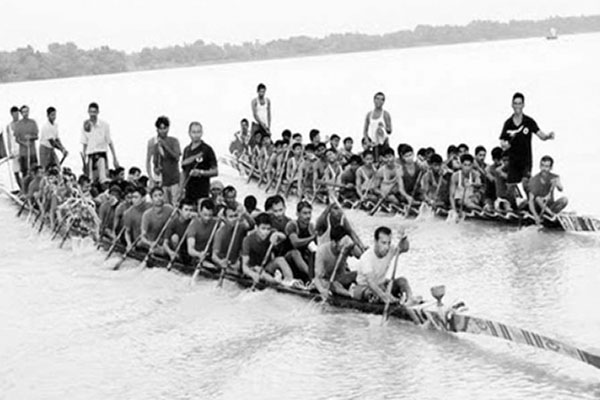 রামুতে ঐতিহ্যের নৌকা বাইচ