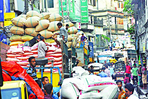 ভয়াবহ অগ্নিঝুঁকিতে মার্কেট-বস্তি