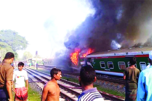 এবার রংপুর এক্সপ্রেস ট্রেন লাইনচ্যুত আগুন