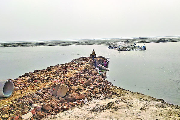 পদ্মা দখল করছে প্রভাবশালীরা