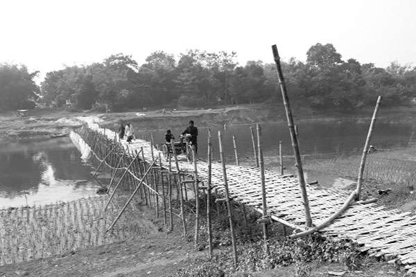 বাঁশের সাঁকোয় পারাপার ১০ গ্রামের মানুষের