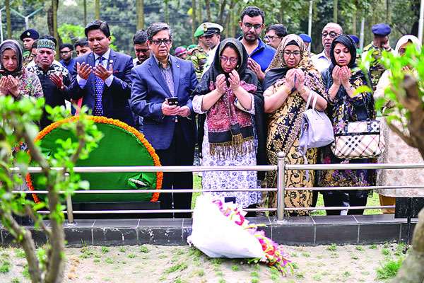 শ্রদ্ধা ভালোবাসায় শহীদদের স্মরণ