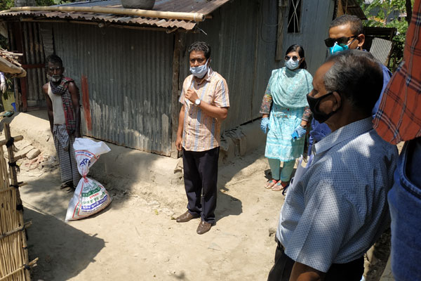 শরীয়তপুরে দুস্থদের ঘরে ত্রাণ পৌঁছে দিলেন ডিসি 