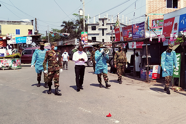 মোরেলগঞ্জে সেনাবাহিনীর টহল, ছিটানো হল জীবাণুনাশক ওষুধ