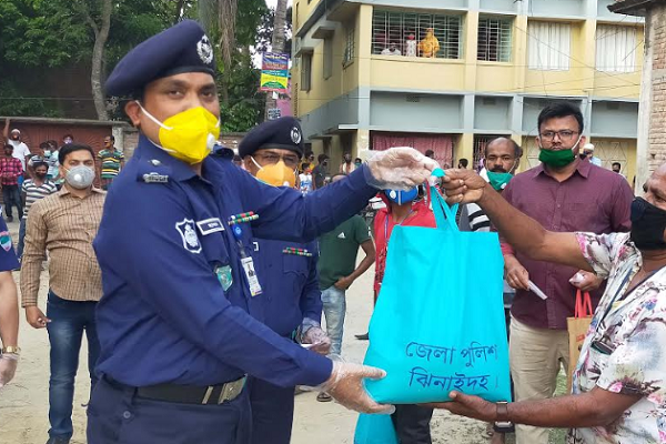 ঝিনাইদহে দরিদ্র মানুষের মাঝে খাদ্যসামগ্রী বিতরণ