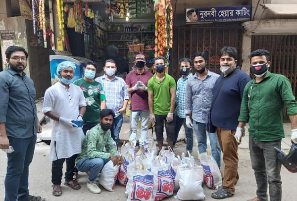 রাজধানীতে ৫০ পরিবারকে খাবার পৌঁছে দিল ০৭০৯ মুন্সীগঞ্জ গ্রুপ