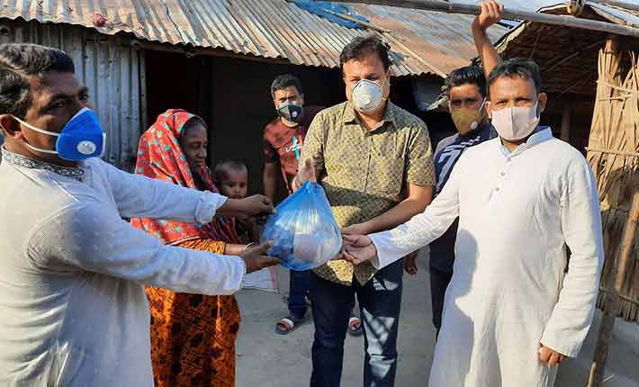 দুস্থদের বাড়ি বাড়ি গিয়ে ত্রাণ বিতরণ এমপি মোশারফের