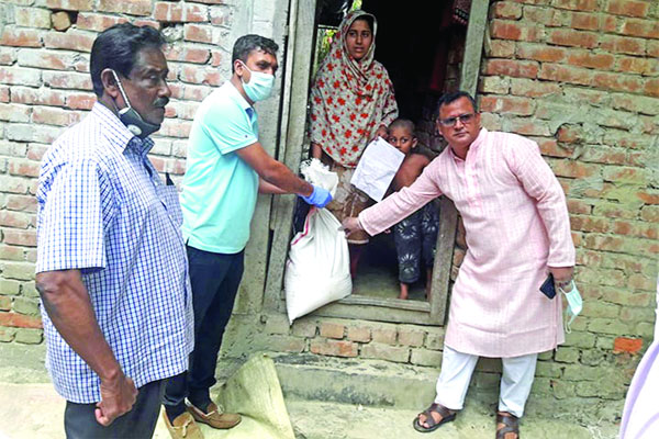 এমপি ইব্রাহিম গরিব মানুষের বাড়ি বাড়ি খাদ্য পৌঁছে দিচ্ছেন