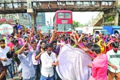 পাওনার দাবিতে গার্মেন্ট শ্রমিকদের সড়ক অবরোধ বিক্ষোভ