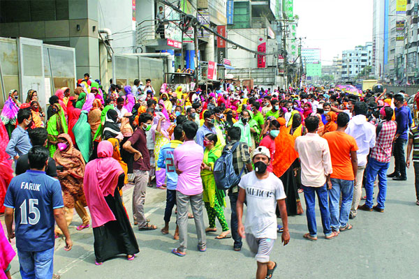 বকেয়ার দাবিতে গার্মেন্ট শ্রমিকদের বিক্ষোভ