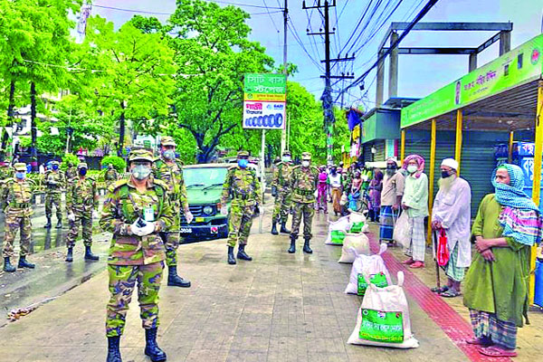 সেনাবাহিনীর ত্রাণ বিতরণ