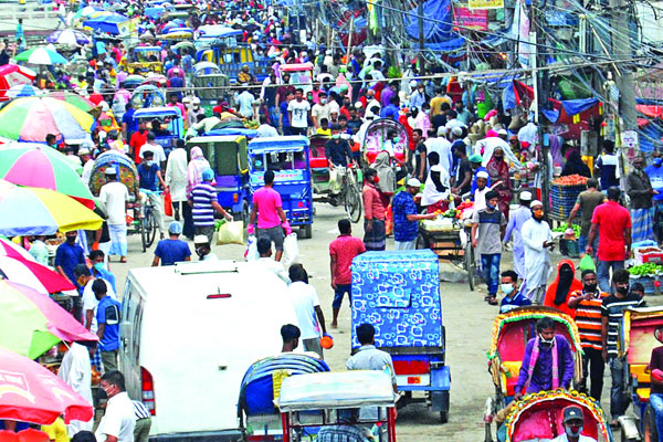 শনিরআখড়া কাঁচাবাজারে ক্রেতাদের ভিড়