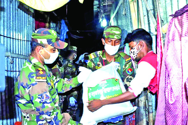 বস্তিবাসীর মাঝে ত্রাণসামগ্রী বিতরণ করেন সেনাবাহিনী