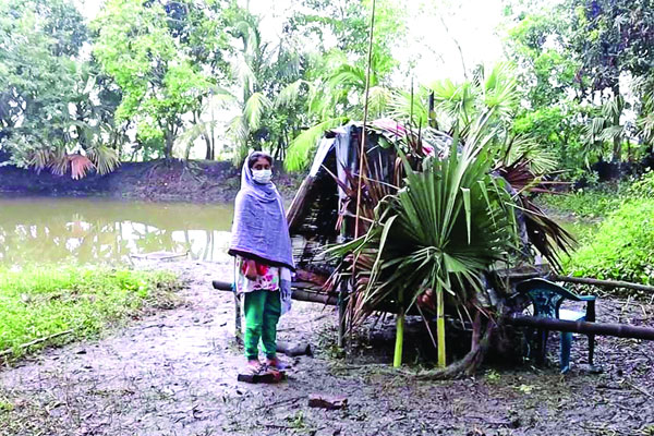 পুকুরপাড়ে স্বাস্থ্যকর্মীর কোয়ারেন্টাইন