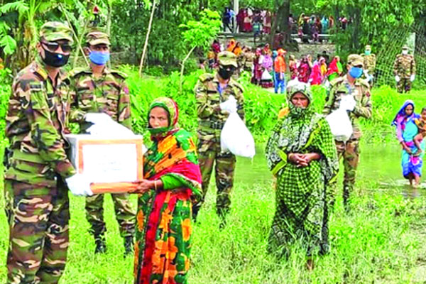 লালমনিরহাটে ত্রাণ বিতরণ করছে বাংলাদেশ সেনাবাহিনী