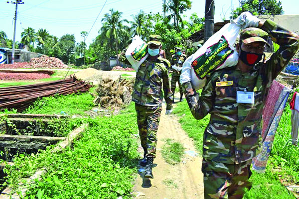 চট্টগ্রামে ত্রাণসামগ্রী প্রদান করে সেনাবাহিনী