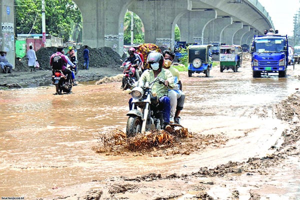 ভারী বৃষ্টিপাতে রাজধানীর বিভিন্ন এলাকার সড়কগুলোতে জলাবদ্ধতা