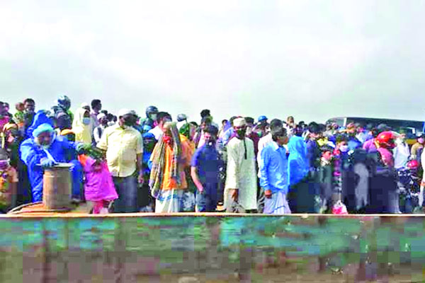 ফেরিতে ভিড়, নগরে যানজট ঢাকার দিকে ছুটছে সবাই