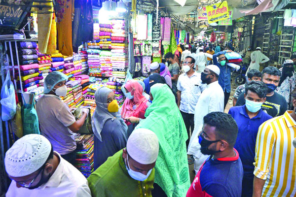 মার্কেটে ঢল, নিয়ম মানছে না কেউই, বঙ্গবাজার বন্ধ